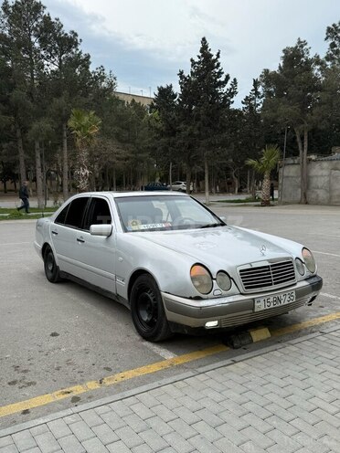 Mercedes E 220 1995, 418,000 km - 2.2 l - Bakı