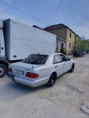 Mercedes E 220 1995, 418,000 km - 2.2 l - Bakı
