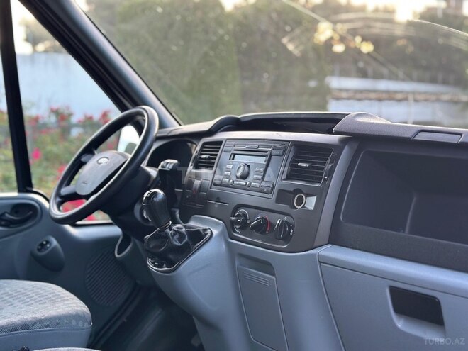 Ford Transit-12