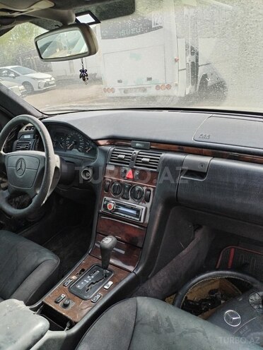 Mercedes E 280 1997, 289,000 km - 2.8 l - Bakı