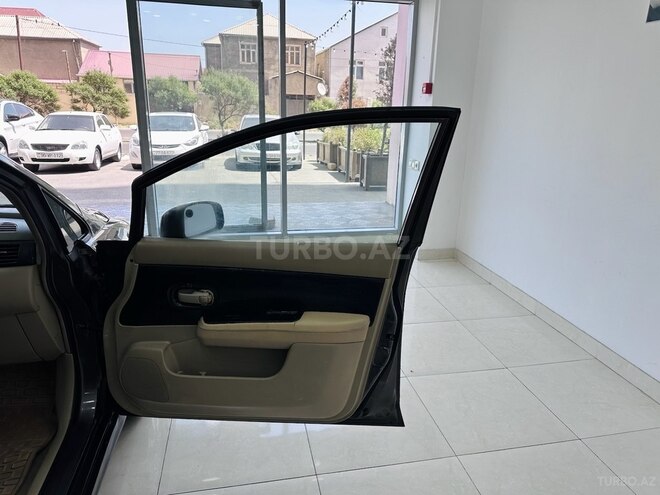 Nissan Tiida-7