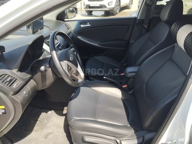 Hyundai Accent-12