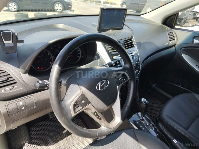 Hyundai Accent-13