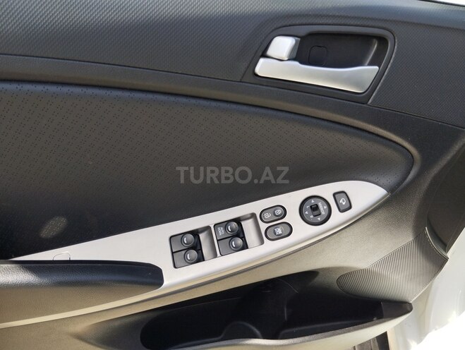 Hyundai Accent-14