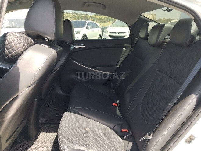 Hyundai Accent-11