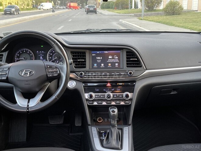 Hyundai Elantra-10