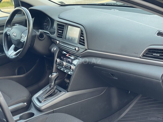 Hyundai Elantra-11