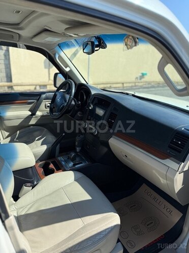 Mitsubishi Pajero-8