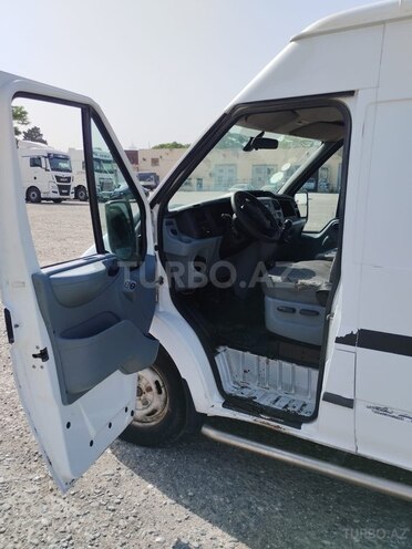 Ford Transit-8