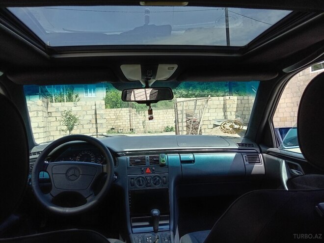 Mercedes E 230 1996, 420,000 km - 2.3 l - Qusar