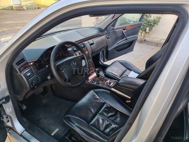 Mercedes E 280 2001, 210,000 km - 2.8 l - Qazax