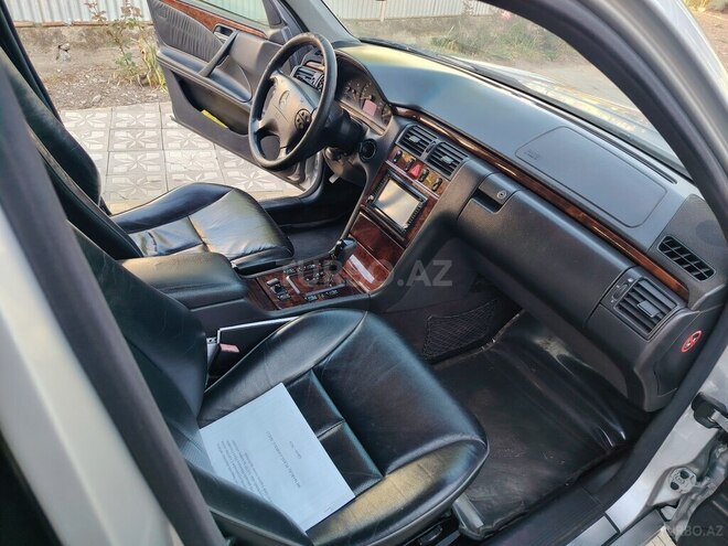 Mercedes E 280 2001, 210,000 km - 2.8 l - Qazax