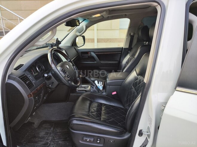 Toyota Land Cruiser-9
