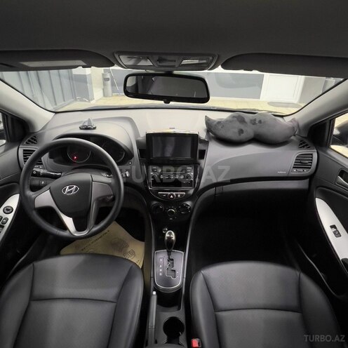 Hyundai Accent-11