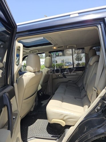 Mitsubishi Pajero-7