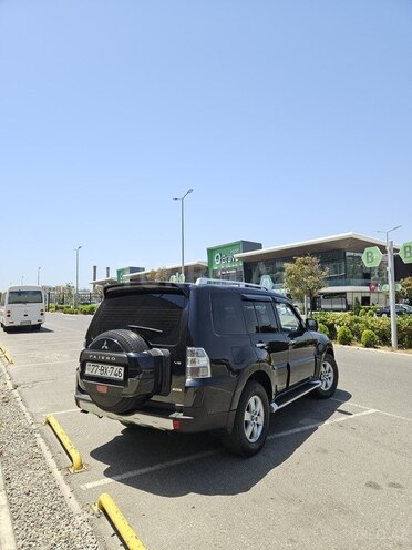 Mitsubishi Pajero-4