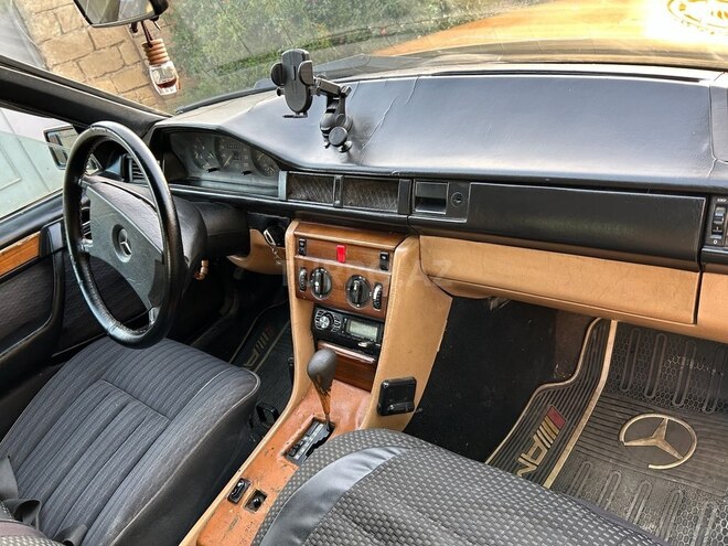 Mercedes E 230 1985, 286,360 km - 2.3 l - Bakı
