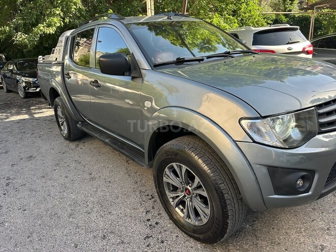 Mitsubishi L200 2015, 290,000 km - 2.5 l - Bakı