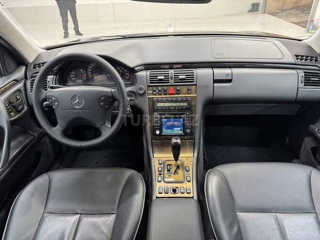 Mercedes E 240-11