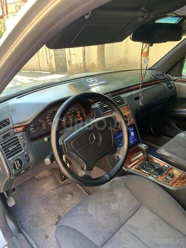Mercedes E 240 1997, 345,773 km - 2.4 l - Bakı