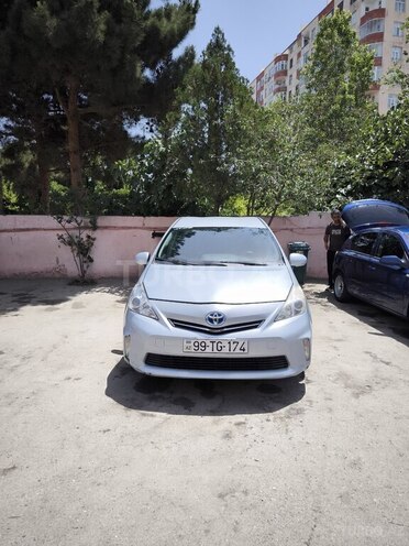 Toyota Prius V-1