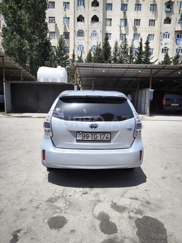 Toyota Prius V-2