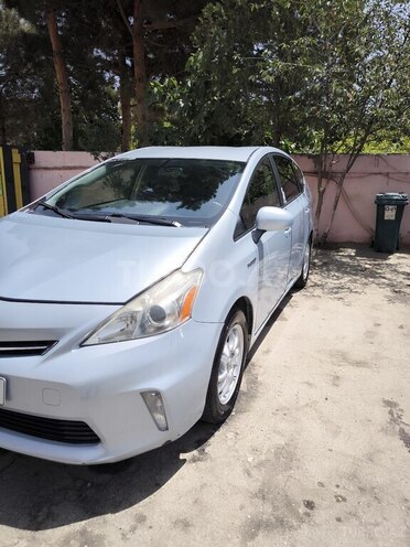 Toyota Prius V-3