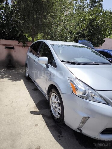 Toyota Prius V-4