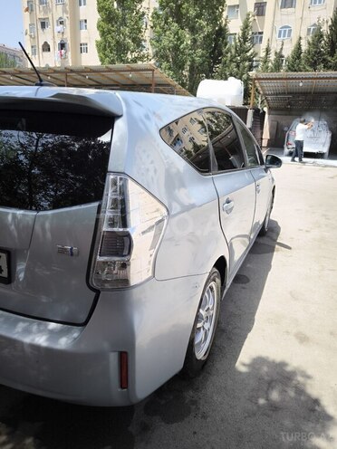 Toyota Prius V-5