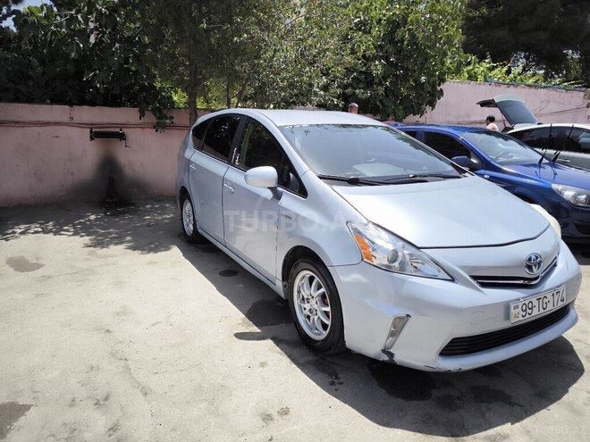 Toyota Prius V-7