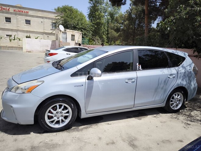 Toyota Prius V-9