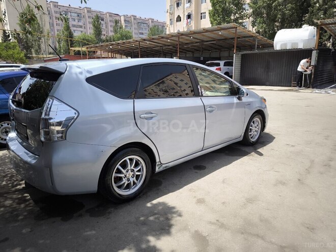 Toyota Prius V-10