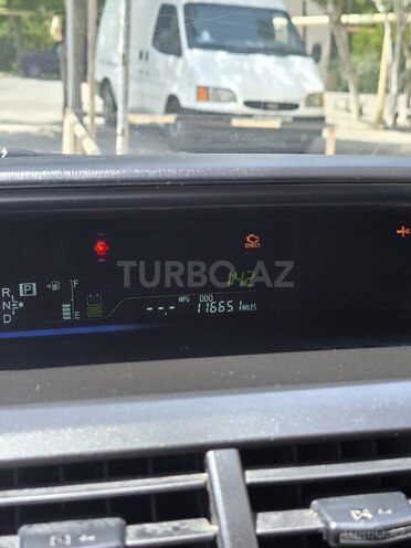Toyota Prius V-11