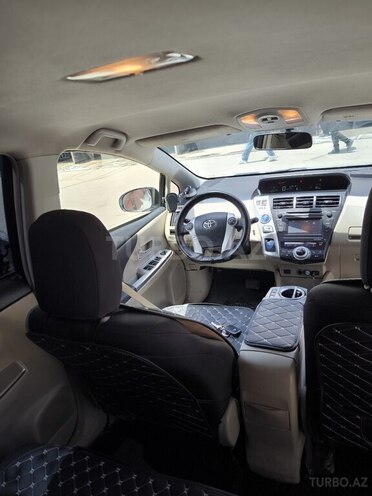 Toyota Prius V-13