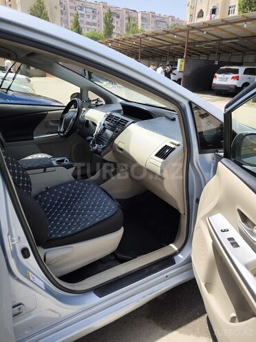 Toyota Prius V-12