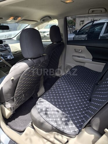 Toyota Prius V-15