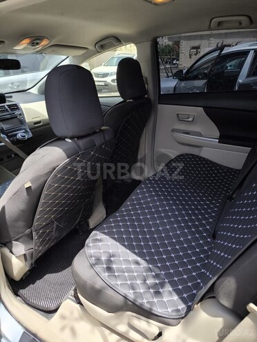 Toyota Prius V-16