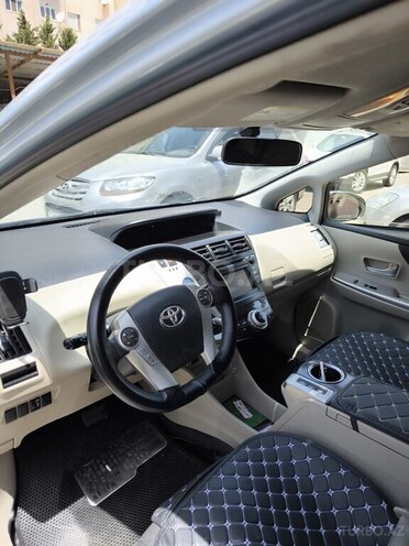 Toyota Prius V-18