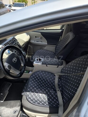 Toyota Prius V-17