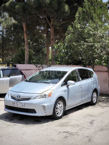 Toyota Prius V-19