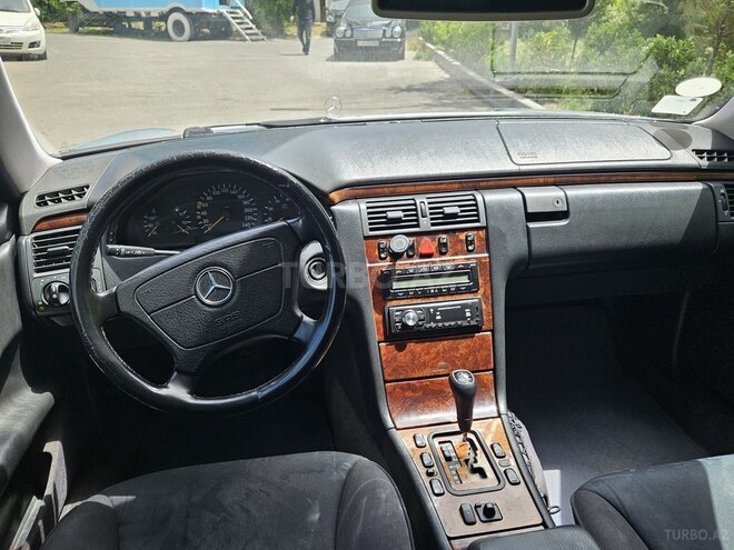 Mercedes E 240 1999, 255,500 km - 2.4 l - Bakı
