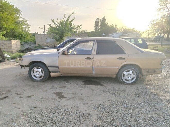 Mercedes E 220 1985, 81,211 km - 2.2 l - Zərdab