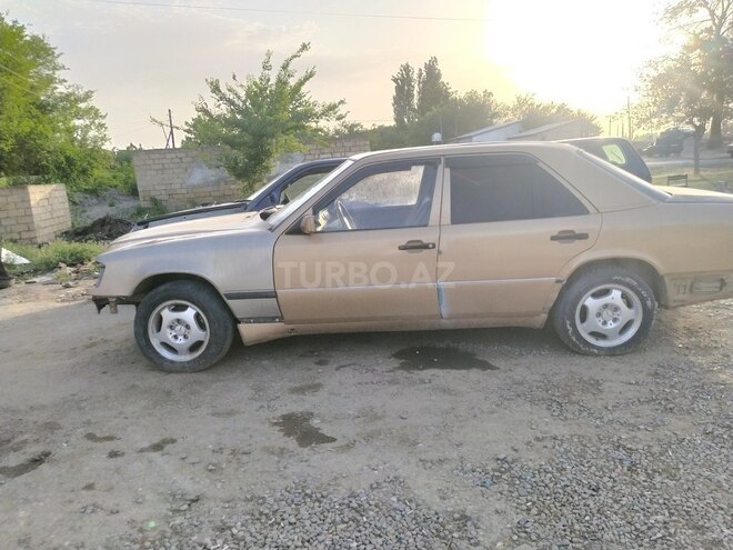 Mercedes E 220 1985, 81,211 km - 2.2 l - Zərdab