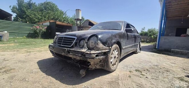 Mercedes E 220 d 2000, 412,000 km - 2.2 л - Füzuli