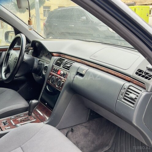 Mercedes E 240 2000, 300,111 km - 2.6 l - Bakı