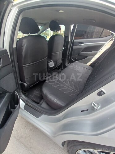 Hyundai Elantra-8