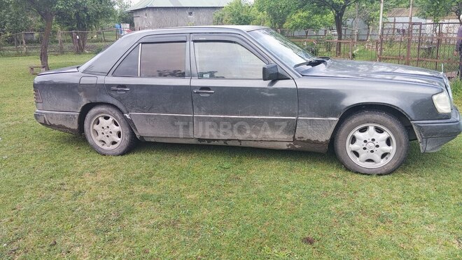 Mercedes E 200 1991, 320,000 km - 2.0 l - Qax