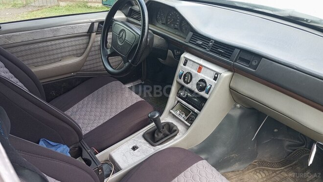Mercedes E 200 1991, 320,000 km - 2.0 l - Qax