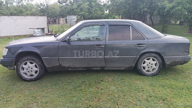 Mercedes E 200 1991, 320,000 km - 2.0 l - Qax