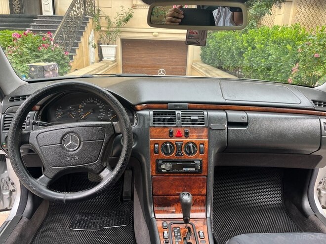 Mercedes E 240 1999, 241,000 km - 2.4 л - Bakı